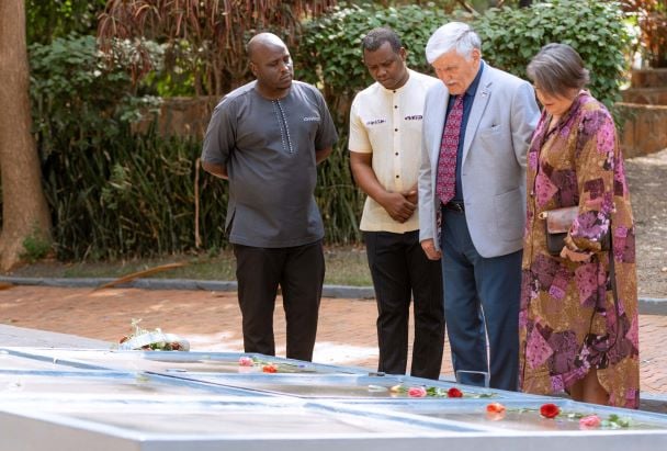 Roméo Dallaire na Madamu basuye Urwibutso rwa Kigali