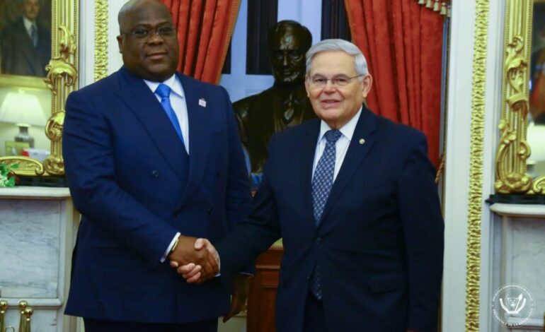 Senateri Robert Menendez wavuze nabi Urwanda ari mu mazi abira