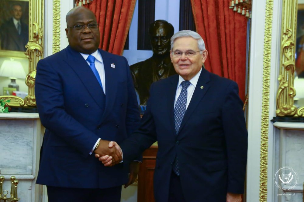 Senateri Robert Menendez wavuze nabi Urwanda ari mu mazi abira