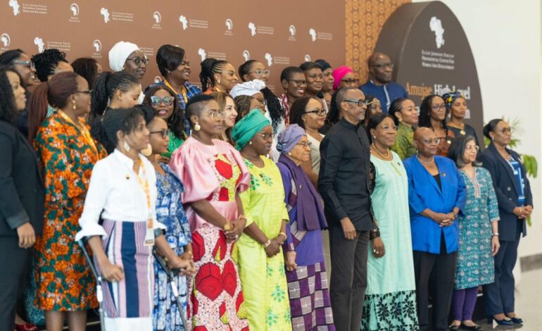 Perezida Kagame yifatanyije n’abayobozi b’abagore bateraniye i Kigali