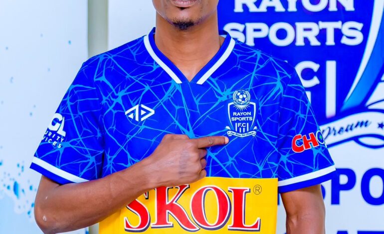 Igikaze azibukirwa ni uko ku munsi wa Rayon Sports [Rayon Day]  yeretswe abafana ateruwe mu ntebe.