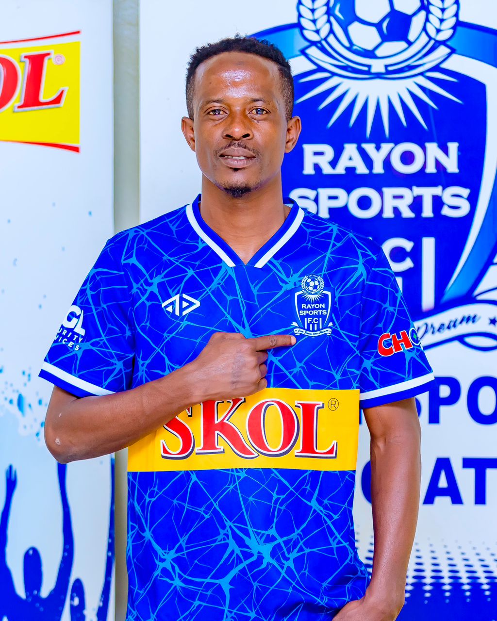 Igikaze azibukirwa ni uko ku munsi wa Rayon Sports [Rayon Day]  yeretswe abafana ateruwe mu ntebe.